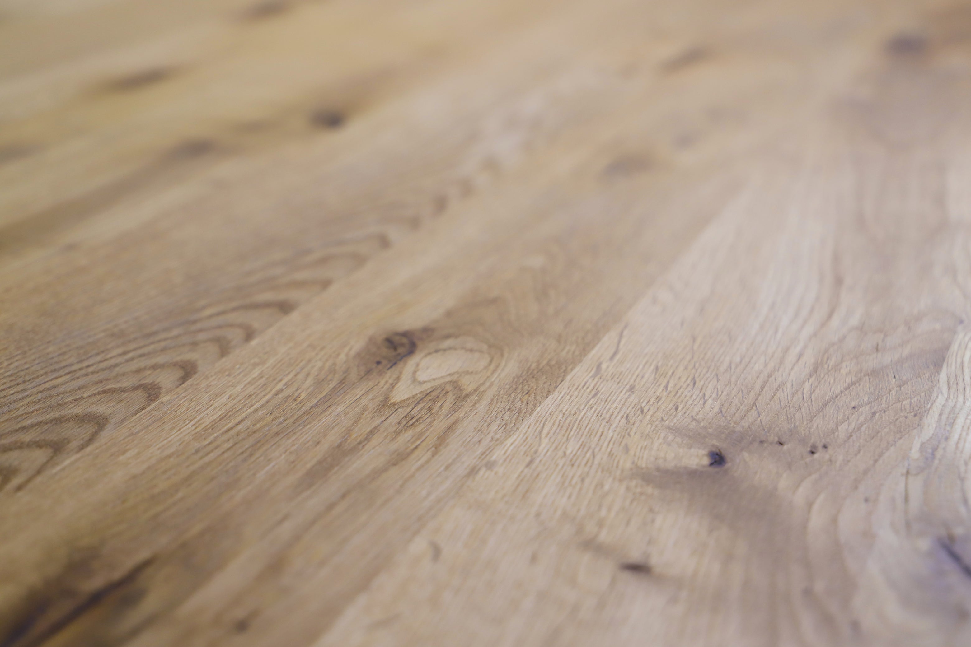 Esstisch ANTON Wildeiche Massiv mit Schweizer Kante – 3 cm Platte, Spider-Gestell Metall Schwarz, geölt (160–240 cm)