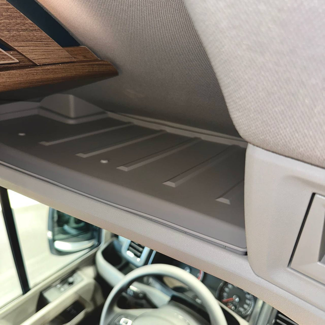 MAN TGE (ab 2018) Front Cab Shelf Einlagen Hellgrau – Gummi Storage Liner, OEM-Fit (LHD)