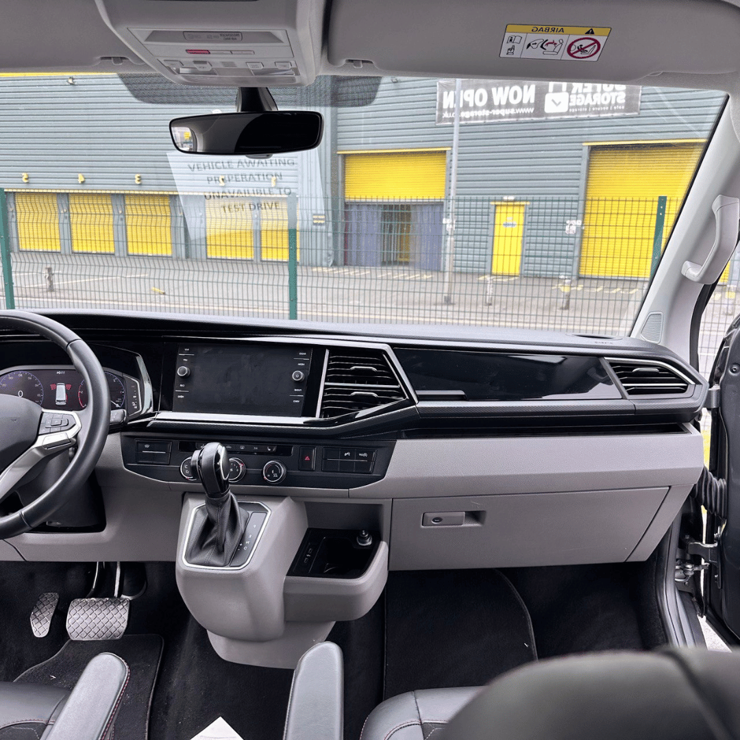 VW T6.1 Handschuhfachdeckel mit Magnetverschluss – Glanzschwarz (Gloss Black), PP-Kunststoff, abnehmbar