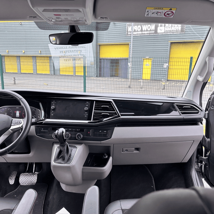 VW T6.1 Handschuhfachdeckel mit Magnetverschluss – Glanzschwarz (Gloss Black), PP-Kunststoff, abnehmbar