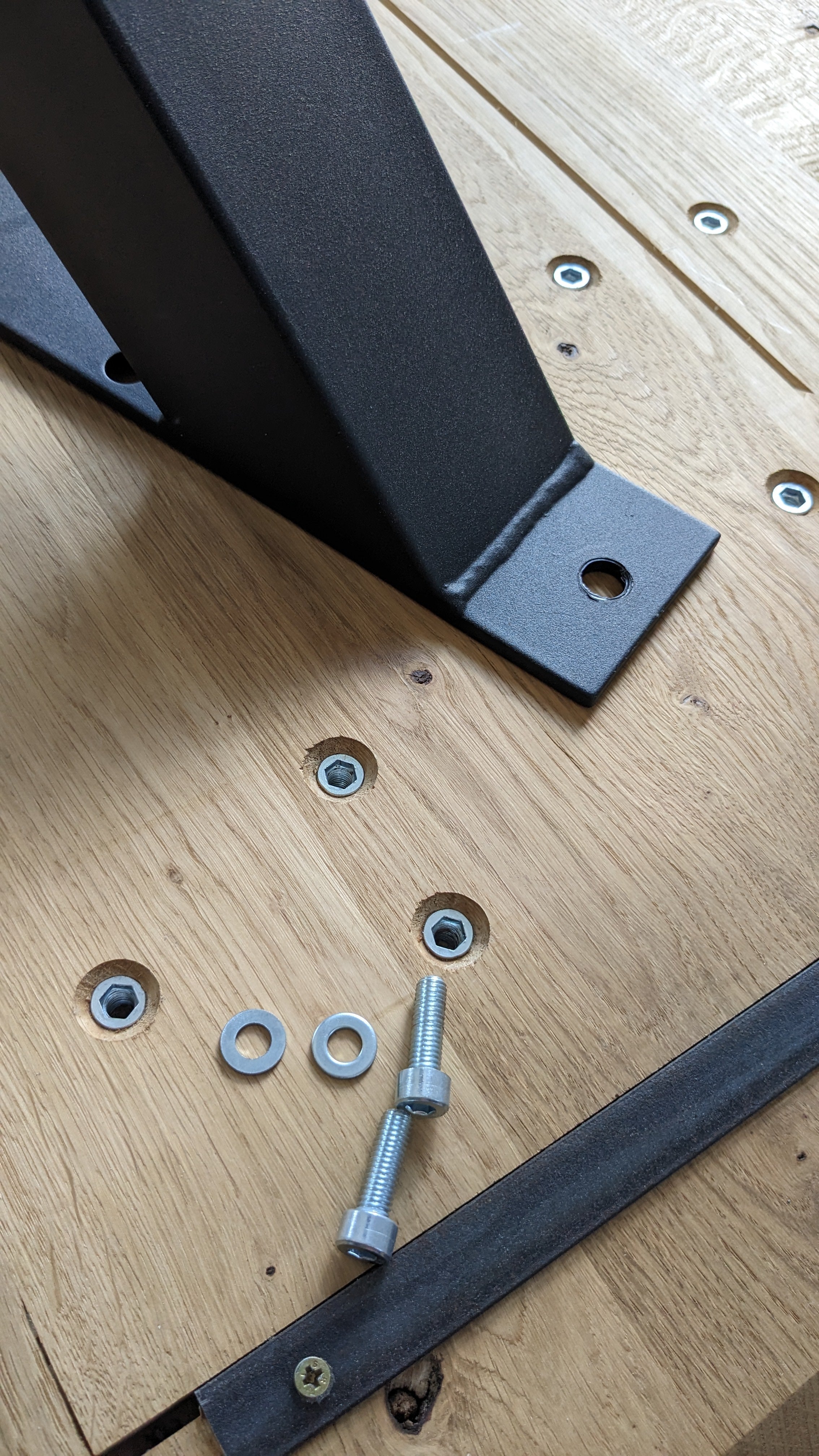 Esstisch ANTON Wildeiche Massiv mit Schweizer Kante – 3 cm Platte, Spider-Gestell Metall Schwarz, geölt (160–240 cm)