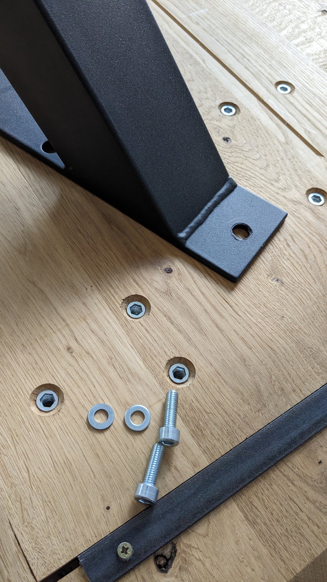 Esstisch ANTON Wildeiche Massiv mit Schweizer Kante – 3 cm Platte, Spider-Gestell Metall Schwarz, geölt (160–240 cm)