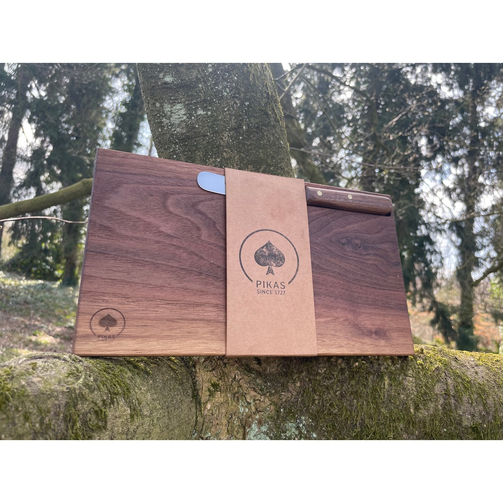 Walnuss Holzbrettchen Massivholz mit Buckelsmesser