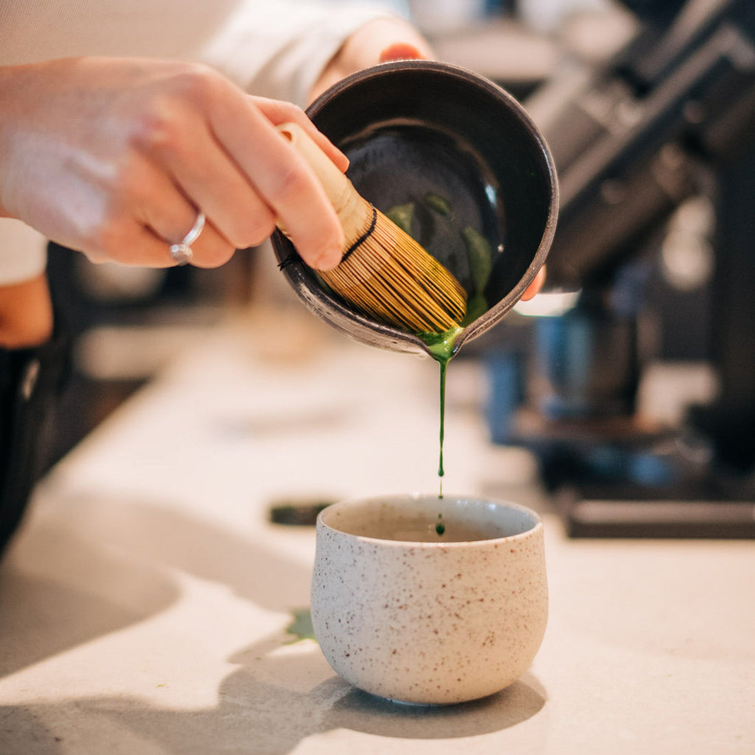 Ocha Teetasse mit Spots – handgemachte Matcha Tasse aus Keramik, 325 ml, beige gesprenkelt (Mannheim)