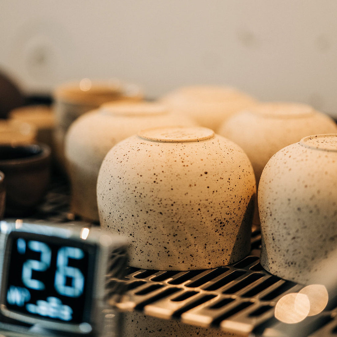 Ocha Teetasse mit Spots – handgemachte Matcha Tasse aus Keramik, 325 ml, beige gesprenkelt (Mannheim)