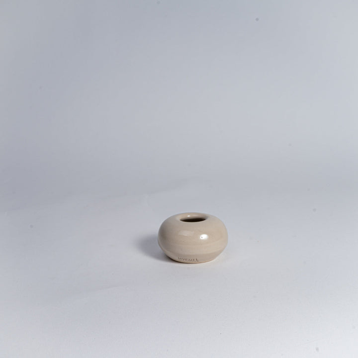 YOKO Matcha Besenständer Beige – handgemachter Kusenaoshi aus Keramik, formt & trocknet den Chasen (Mannheim)