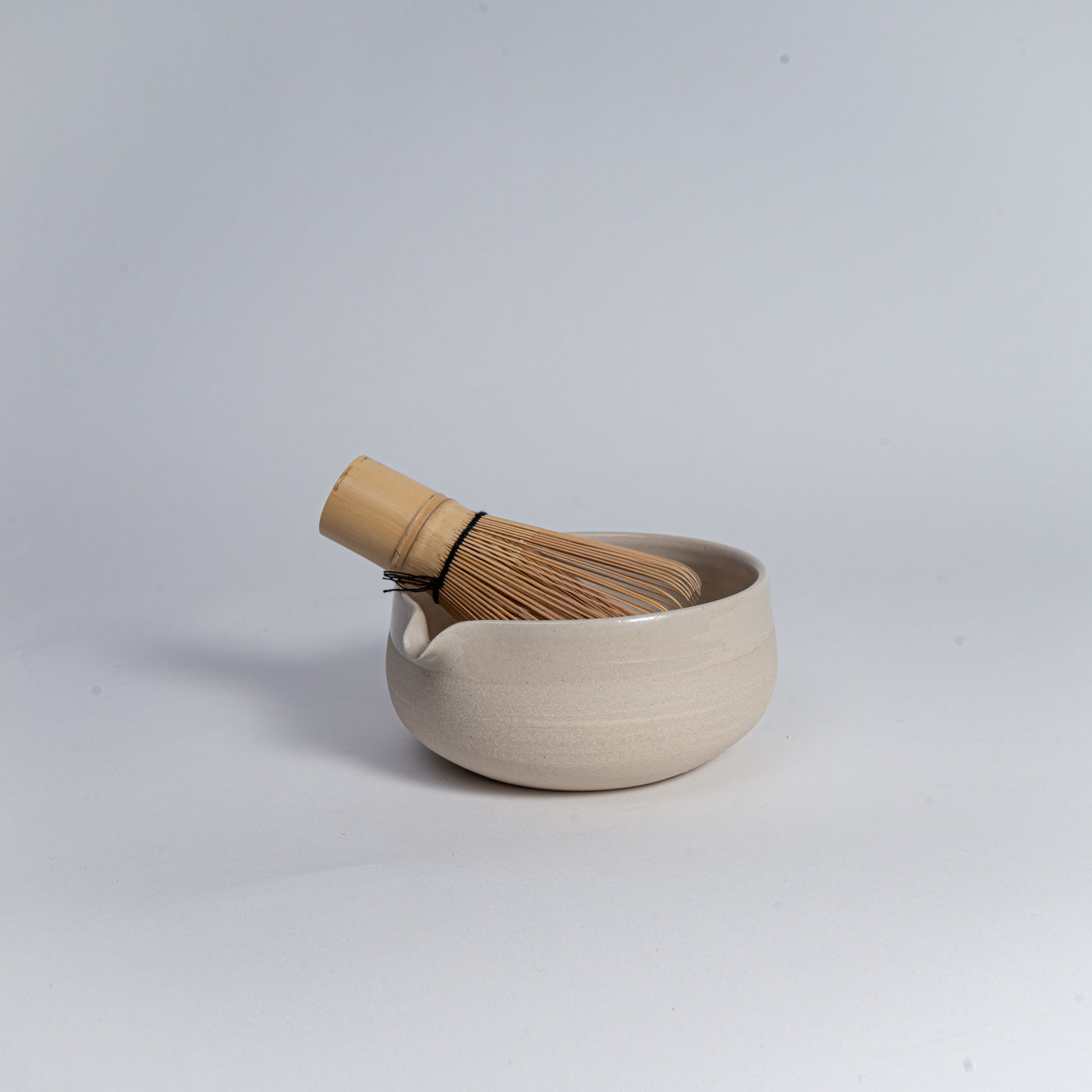 Matcha Chawan Beige – handgedrehte Matcha-Schale aus Steinzeug mit Ausgießer, 360 ml (Mannheim)