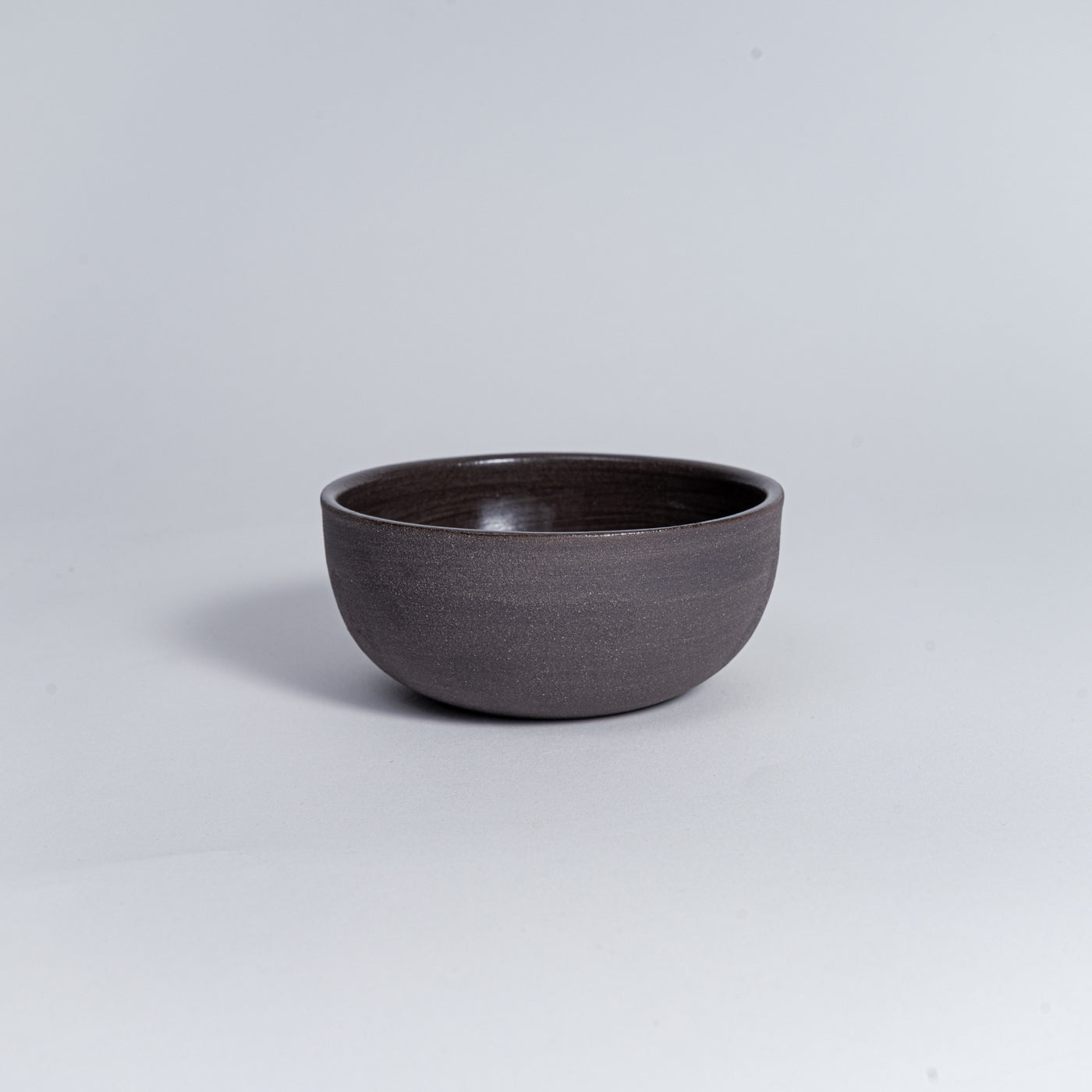 KUMO Cappuccino Tasse Grau/Schwarz – handgemachte Keramik aus Steinzeug, 220 ml, unglasiert außen & glasiert innen (Mannheim)