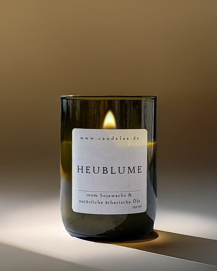 Heublume Duftkerze – Natürliche Sojawachs-Kerze mit ätherischen Ölen im Weinflaschenglas (250 ml, ca. 50 h) | Candelae