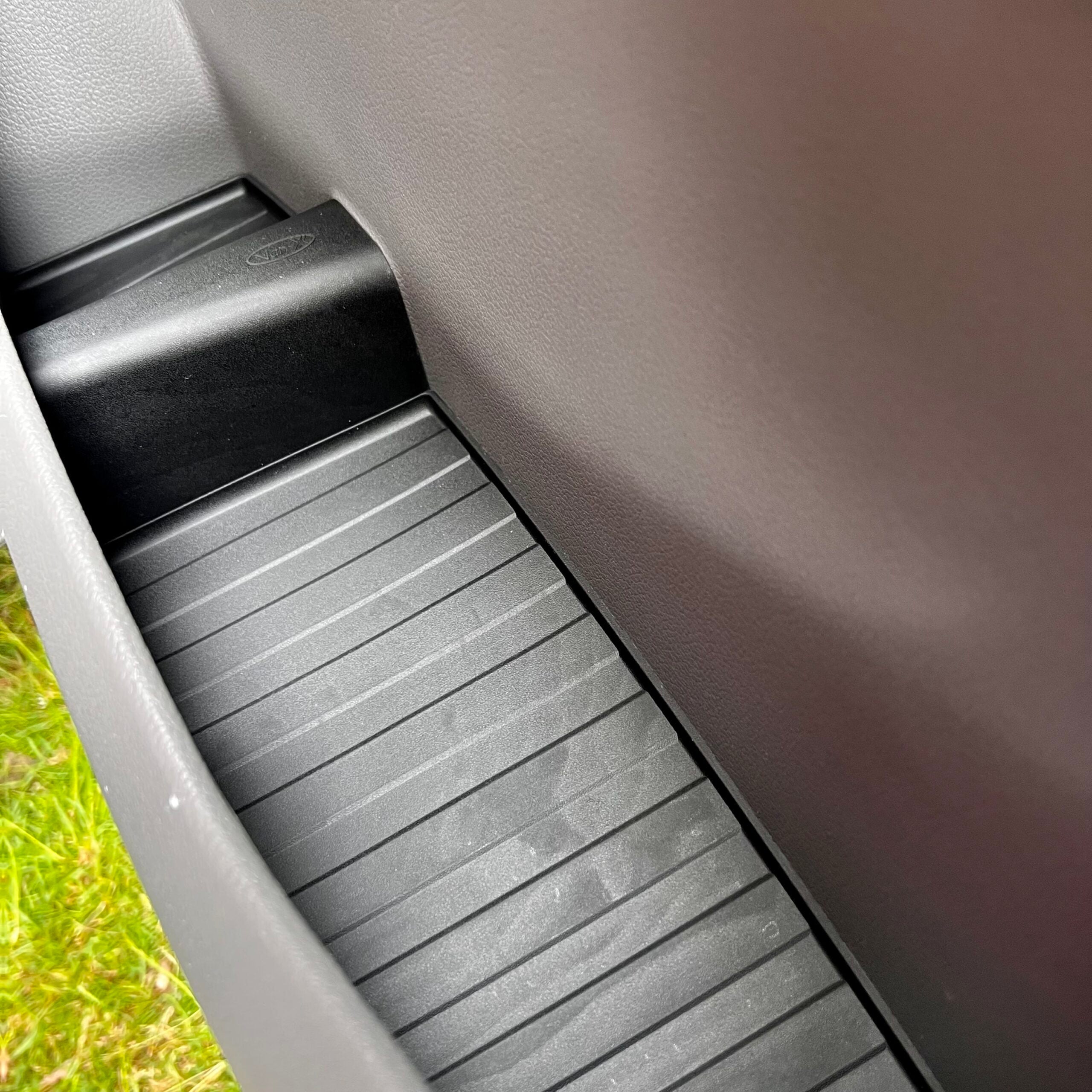 VW Crafter (ab 2018) Türfach-Einlagen Schwarz – Silikon/Gummi Door Pocket Inserts vorn (oben & unten), Set für 2 Türen