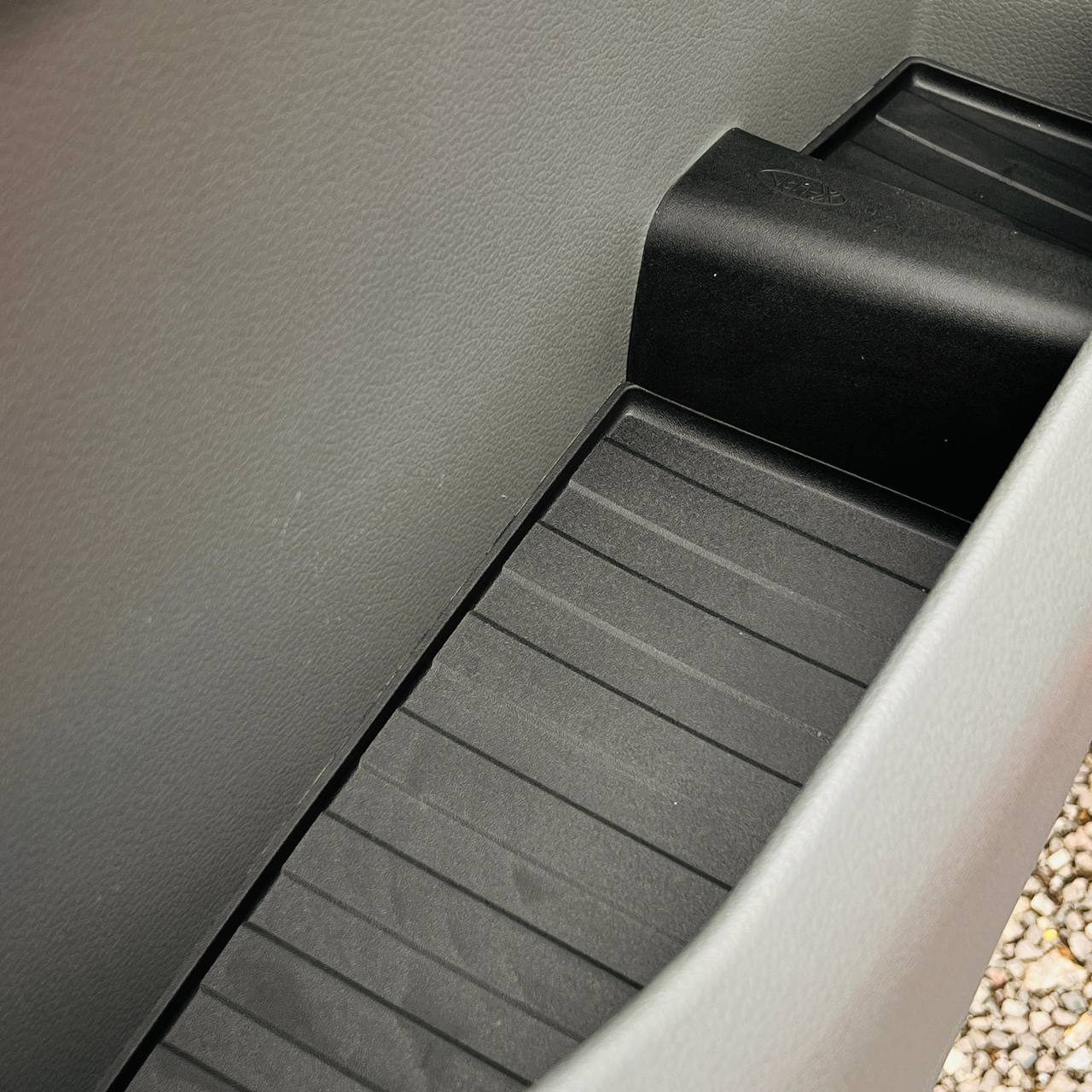 VW Crafter (ab 2018) Türfach-Einlagen Schwarz – Silikon/Gummi Door Pocket Inserts vorn (oben & unten), Set für 2 Türen