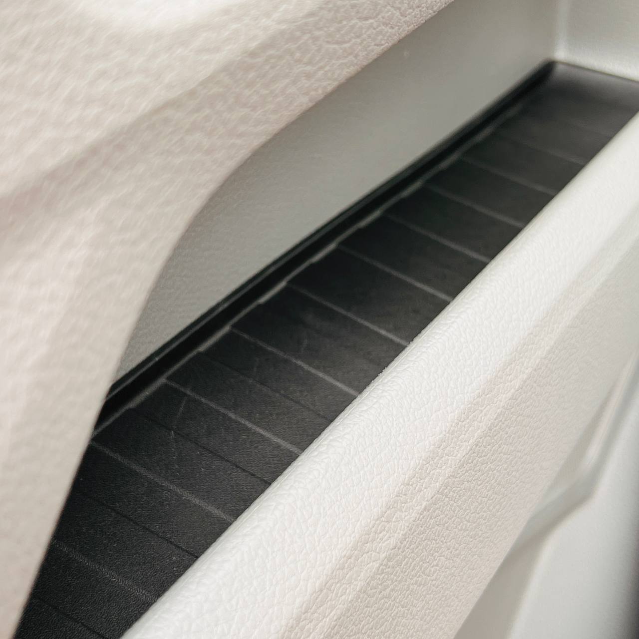 VW Crafter (ab 2018) Türfach-Einlagen Schwarz – Silikon/Gummi Door Pocket Inserts vorn (oben & unten), Set für 2 Türen