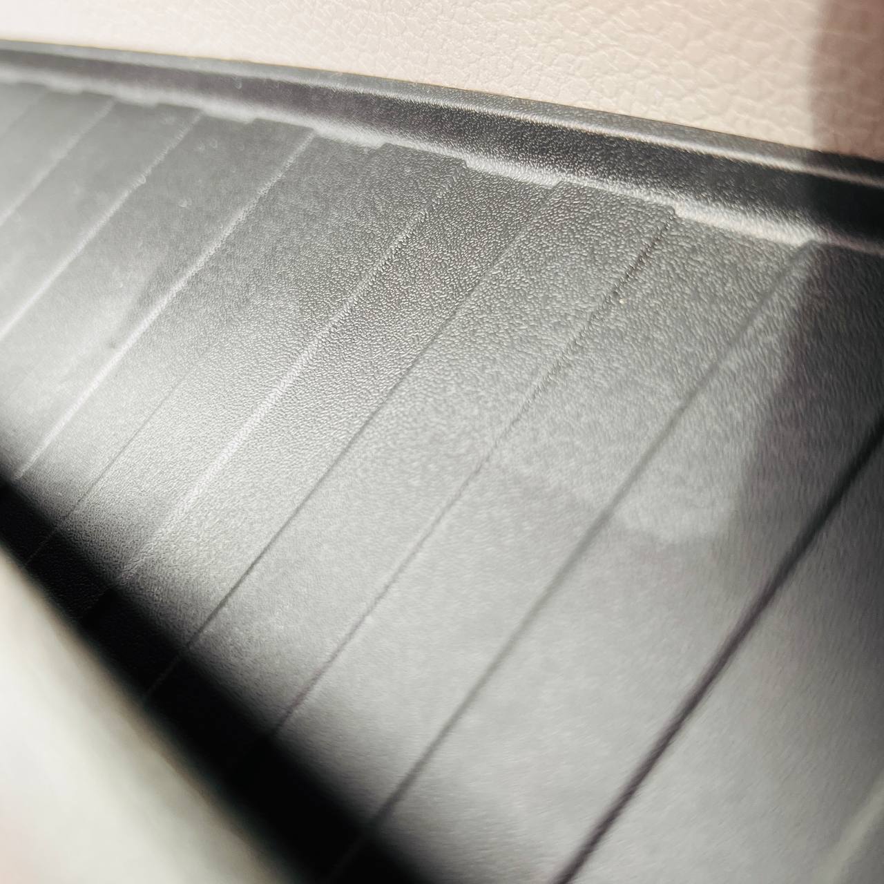 VW Crafter (ab 2018) Türfach-Einlagen Schwarz – Silikon/Gummi Door Pocket Inserts vorn (oben & unten), Set für 2 Türen