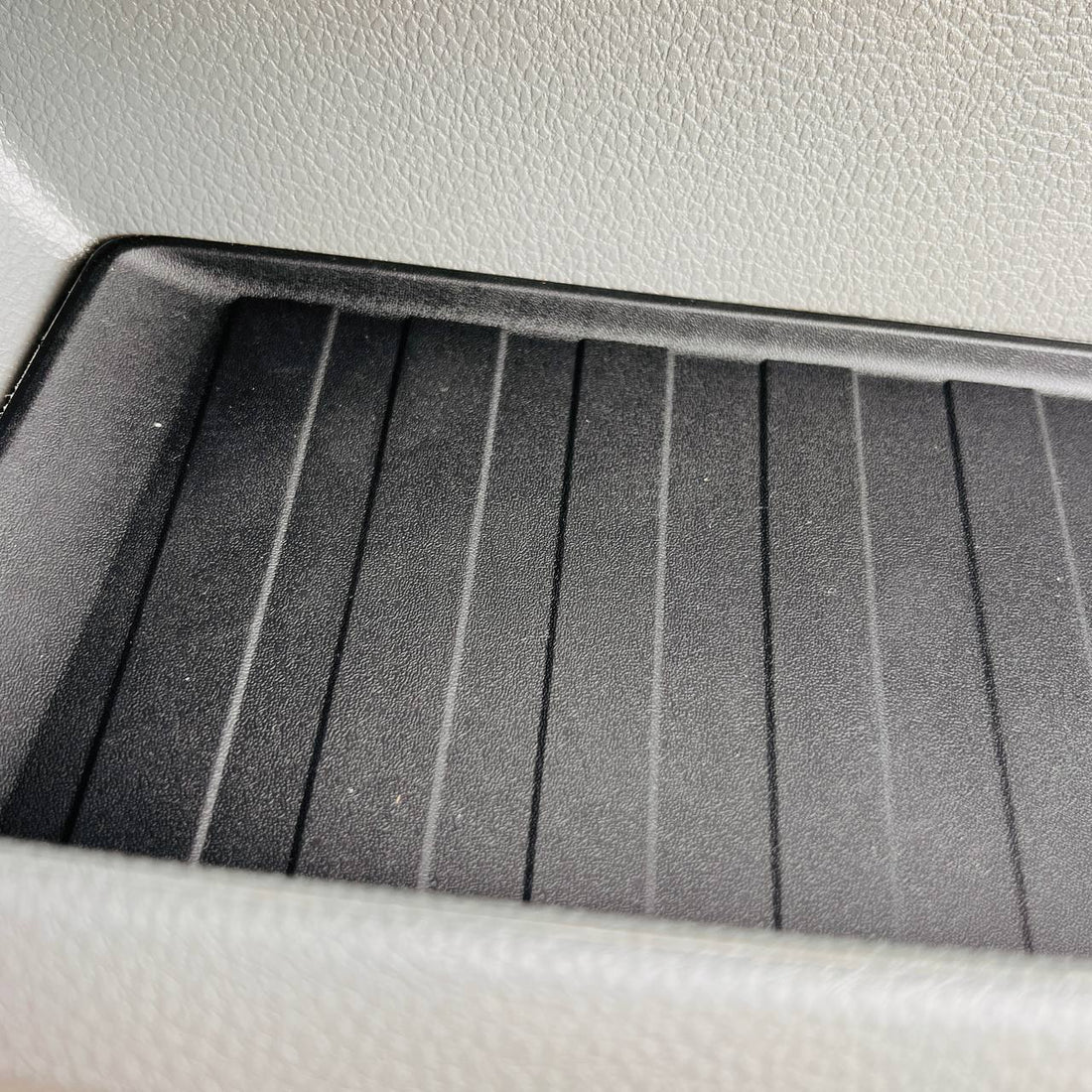 VW Crafter (ab 2018) Türfach-Einlagen Schwarz – Silikon/Gummi Door Pocket Inserts vorn (oben & unten), Set für 2 Türen