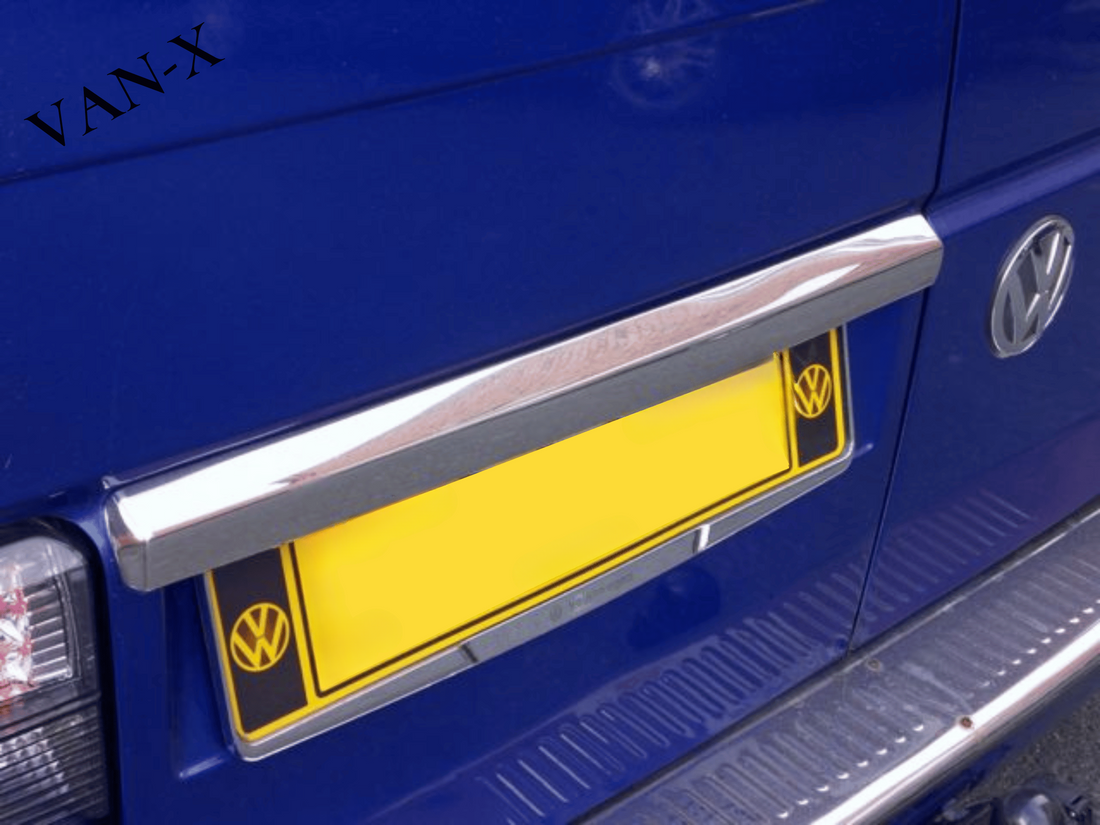 VW T4 Transporter Heckklappen-Kennzeichenleiste Edelstahl – Barndoor Number Plate Trim, Chrom/Mirror Finish, mit 3M Tape (1991–2003)