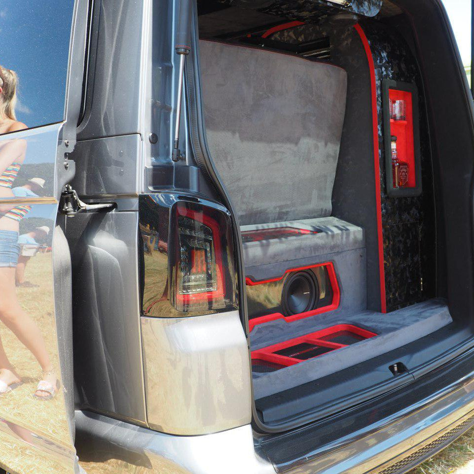 VW T5/T5.1 LED Rückleuchten MK3 Smoke – Red Bar Design, dynamischer Blinker, E-Mark & TÜV, nur LHD + Tailgate | Set (2 Stück)