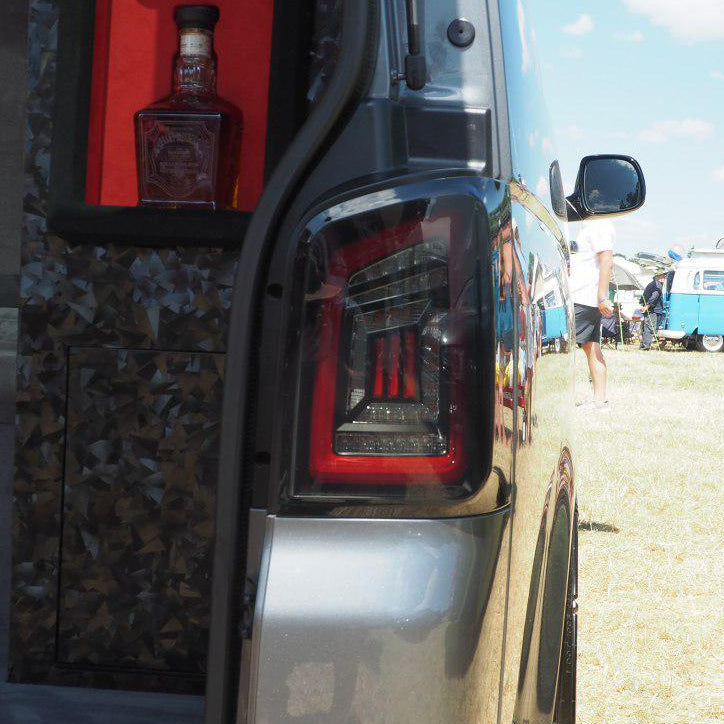 VW T5/T5.1 LED Rückleuchten MK3 Smoke – Red Bar Design, dynamischer Blinker, E-Mark & TÜV, nur LHD + Tailgate | Set (2 Stück)