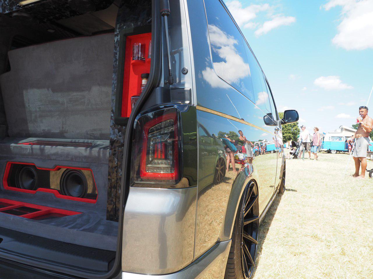 VW T5/T5.1 LED Rückleuchten MK3 Smoke – Red Bar Design, dynamischer Blinker, E-Mark & TÜV, nur LHD + Tailgate | Set (2 Stück)