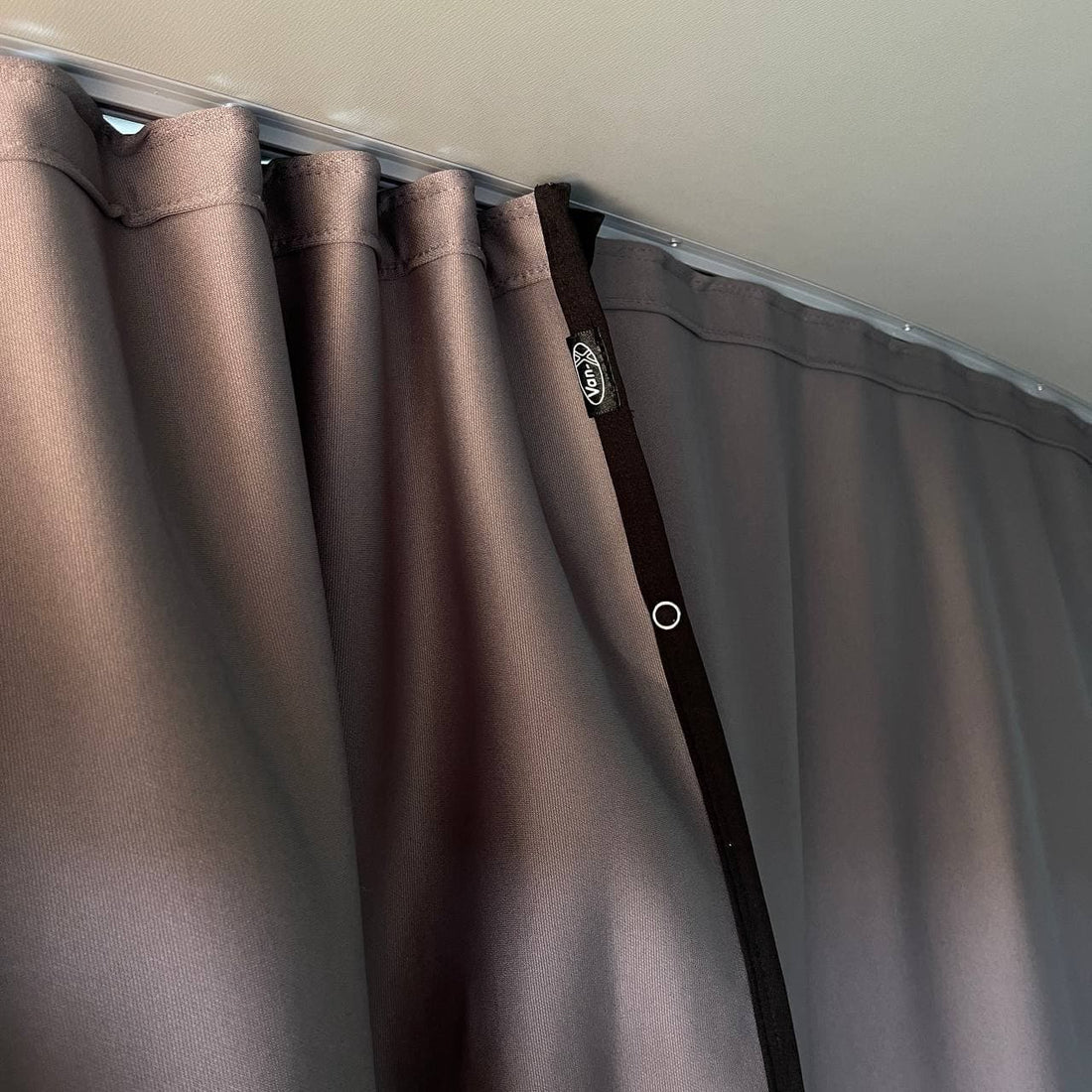 Ford Transit MK6 Trennvorhang Fahrerhaus – Cab Divider Curtain Kit (Rücksitz-/Kabinenabtrennung), 5 Farboptionen, inkl. Schiene & Nieten