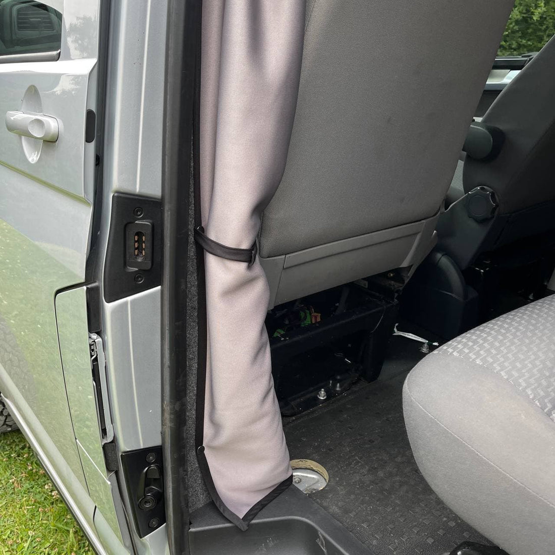 Ford Transit MK6 Trennvorhang Fahrerhaus – Cab Divider Curtain Kit (Rücksitz-/Kabinenabtrennung), 5 Farboptionen, inkl. Schiene & Nieten
