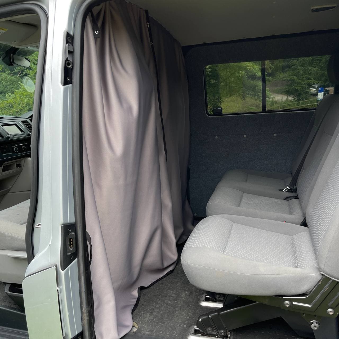 Ford Transit MK6 Trennvorhang Fahrerhaus – Cab Divider Curtain Kit (Rücksitz-/Kabinenabtrennung), 5 Farboptionen, inkl. Schiene & Nieten