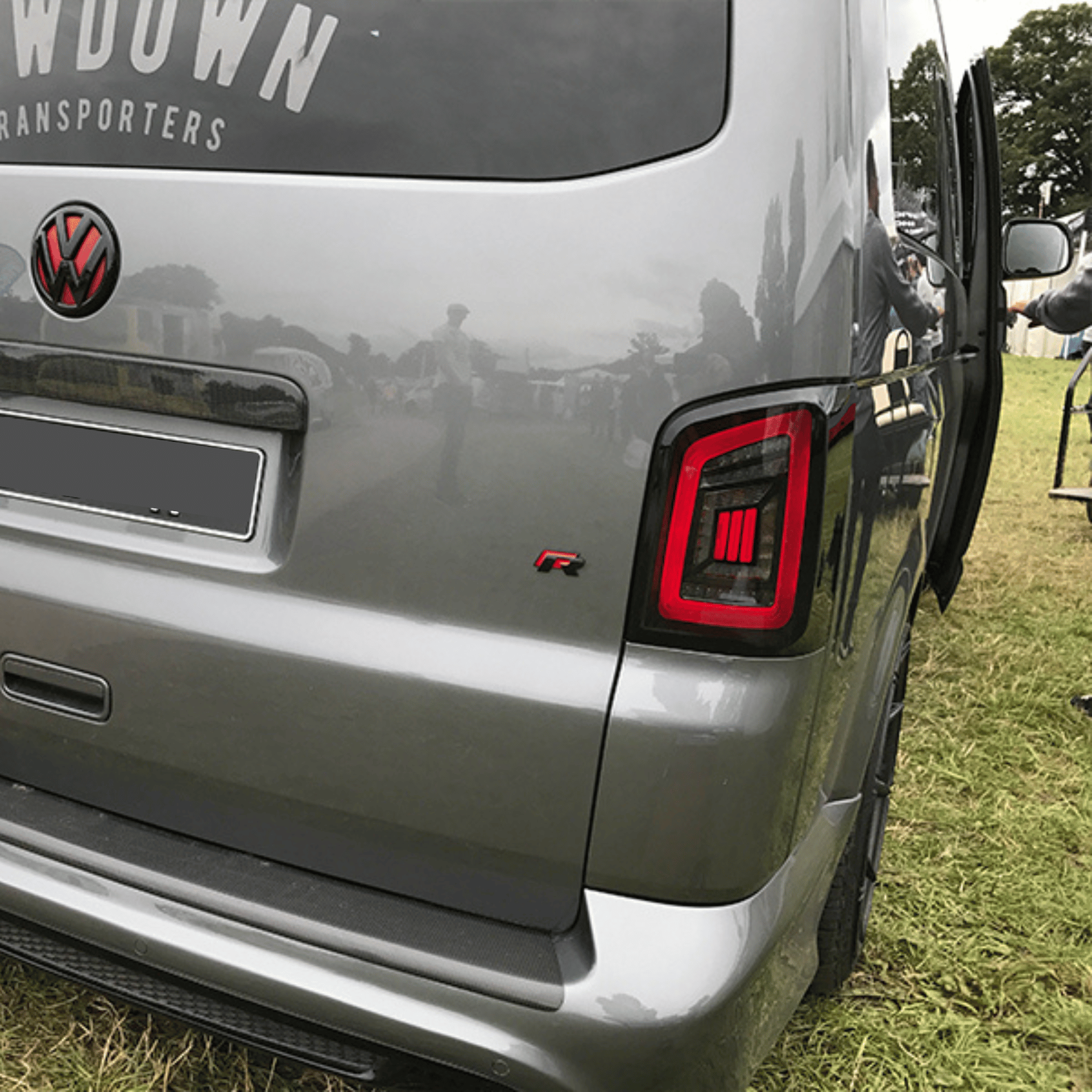 VW T5/T5.1 LED Rückleuchten MK3 Smoke – Red Bar Design, dynamischer Blinker, E-Mark & TÜV, nur LHD + Tailgate | Set (2 Stück)