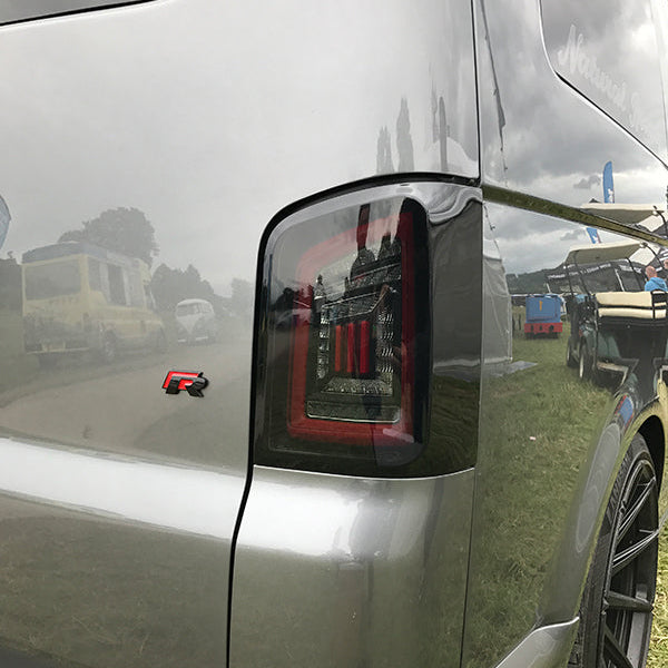 VW T5/T5.1 LED Rückleuchten MK3 Smoke – Red Bar Design, dynamischer Blinker, E-Mark & TÜV, nur LHD + Tailgate | Set (2 Stück)