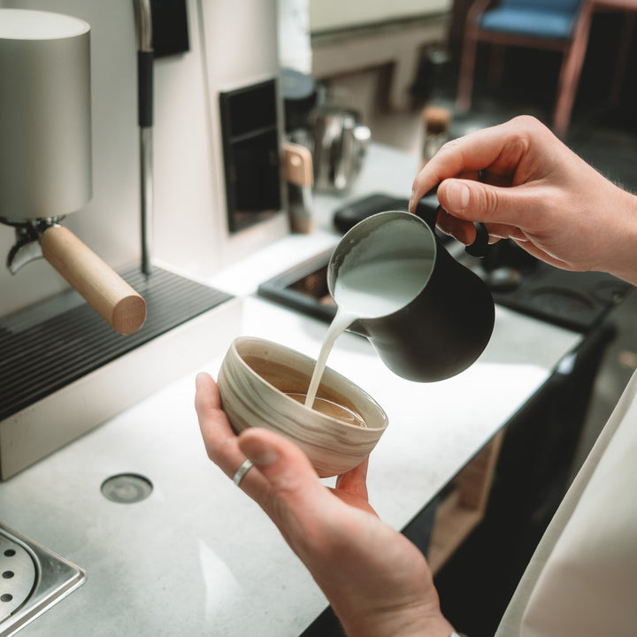 KUMO Cappuccino Tasse Mixed Clay – handgemachte Keramik aus Steinzeug, 220 ml, unglasiert außen & glasiert innen (Mannheim)