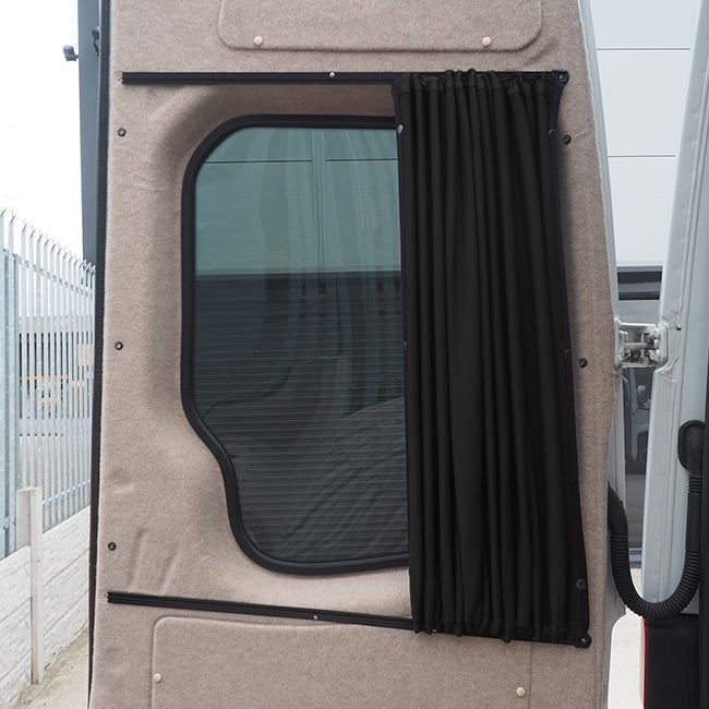VW Crafter Premium Hecktürfenster Vorhang-Set (Barn Doors) – Blackout Curtain Kit 2-in-1 inkl. Montageset